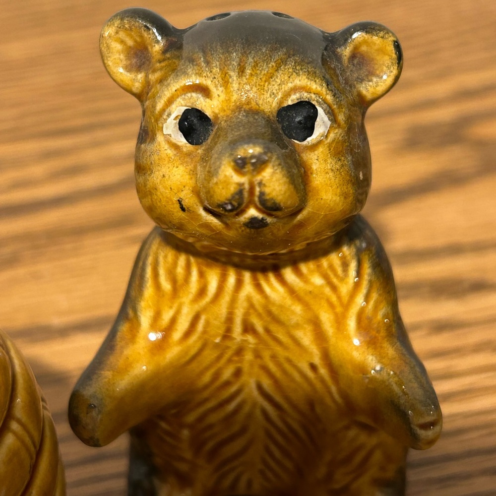Charming Bear and Beehive Salt & Pepper Shaker’s - Picture 6 of 7